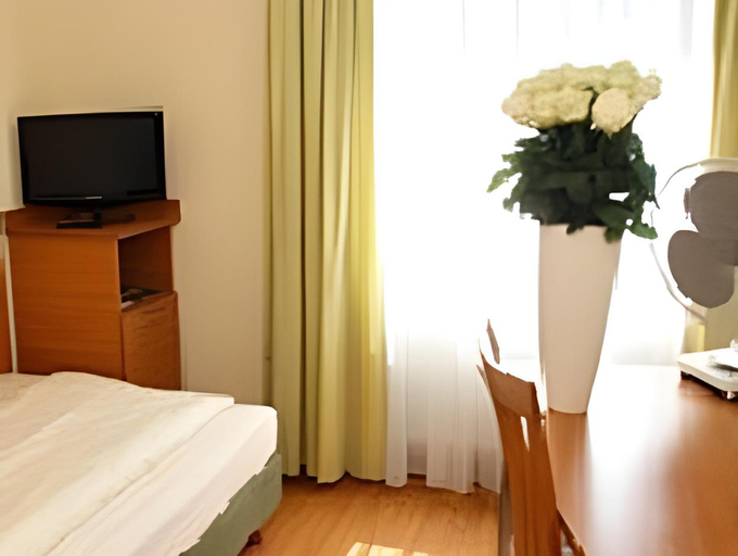 Bedroom 12