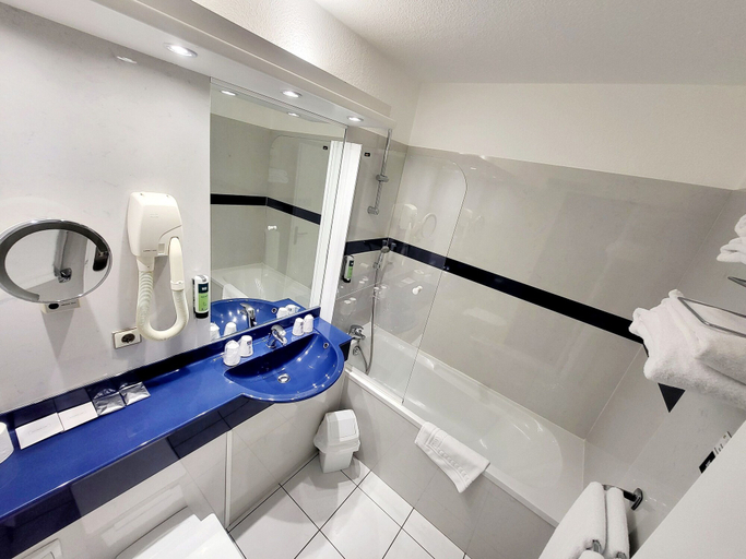 Bathroom 3, LOGIS Le Capricorne, Lot-et-Garonne
