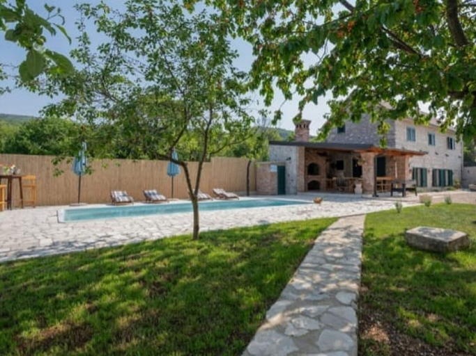 Pool 5, Adorable Holiday Home With Swimming Pool, Imotski
