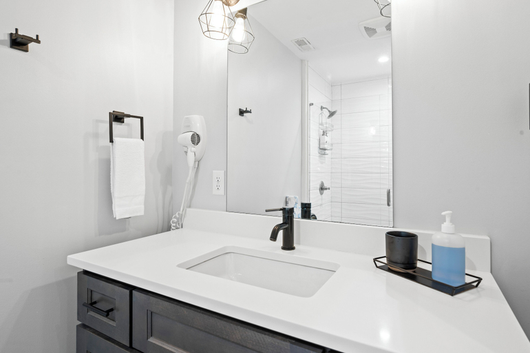 Bathroom 3, Baldwin Flats, Kenton
