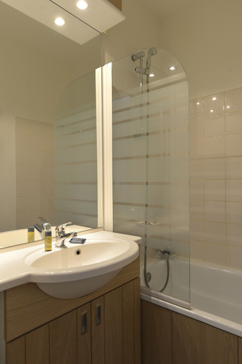 Bathroom 3, Hôtel Club MMV Les Brévières, Savoie
