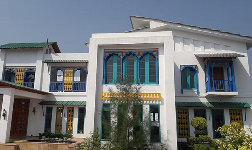 Exterior & Views