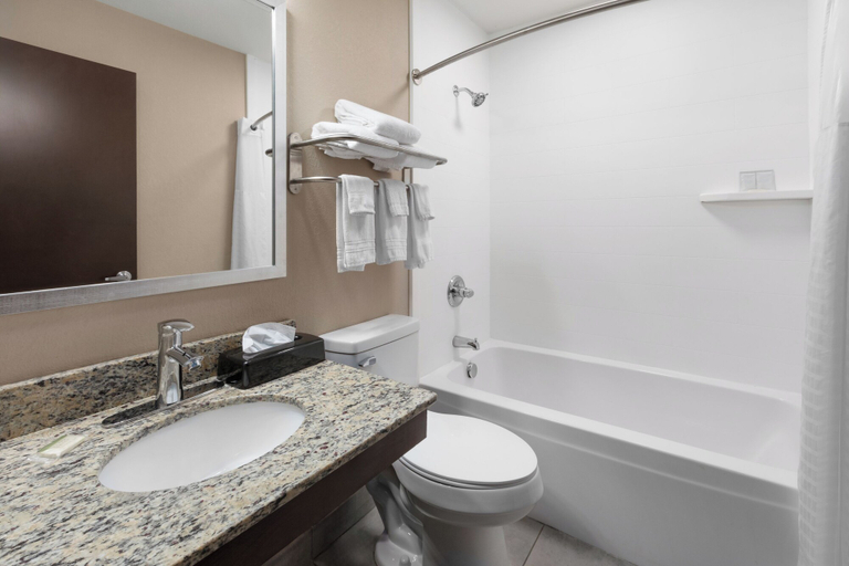 Bathroom 4, Super 8 by Wyndham Fairmont, Marion