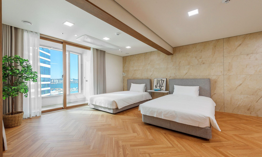 Bedroom 2, BOOKING THE BAY, Dong