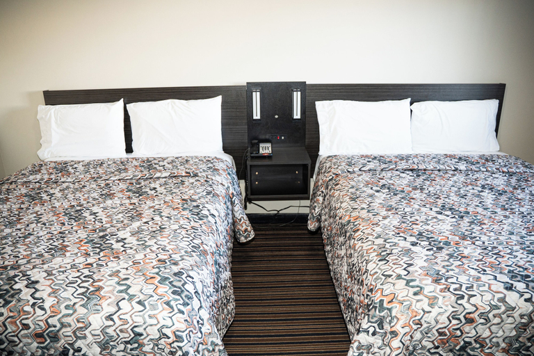 Bedroom 2, Capri inn and Suites, Monmouth