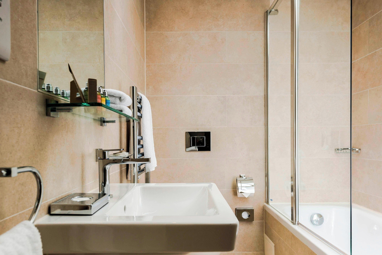 Bathroom 5, Hotel Xenia, Autograph Collection, London