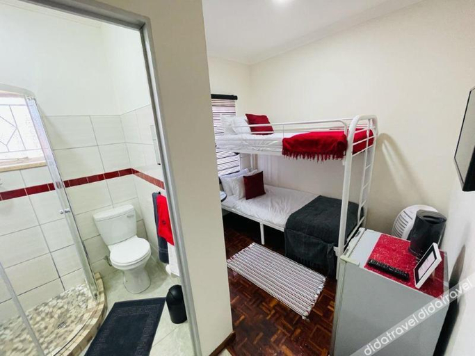 Bathroom 5, Ithonsi Guesthouse, Ekurhuleni