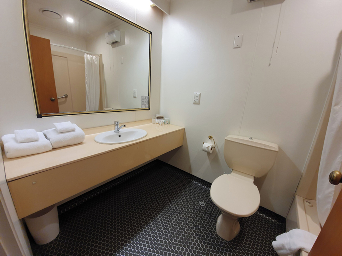 Bathroom 4, Distinction Mackenzie Country Hotel, Mackenzie