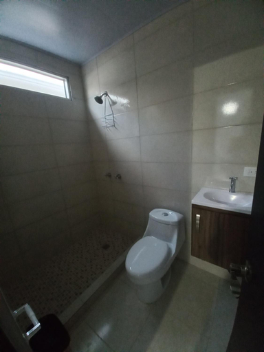 Bathroom 5, ADVENTURE House, Antón