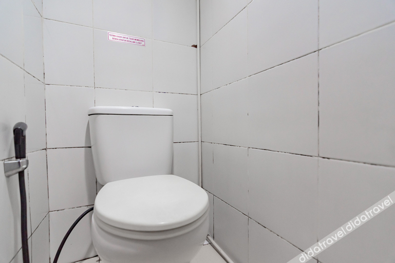 Bathroom 4, RedDoorz @ Komplek Pontianak Mall, Pontianak