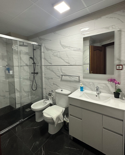 Bathroom 3, Hotel Avenida, Málaga
