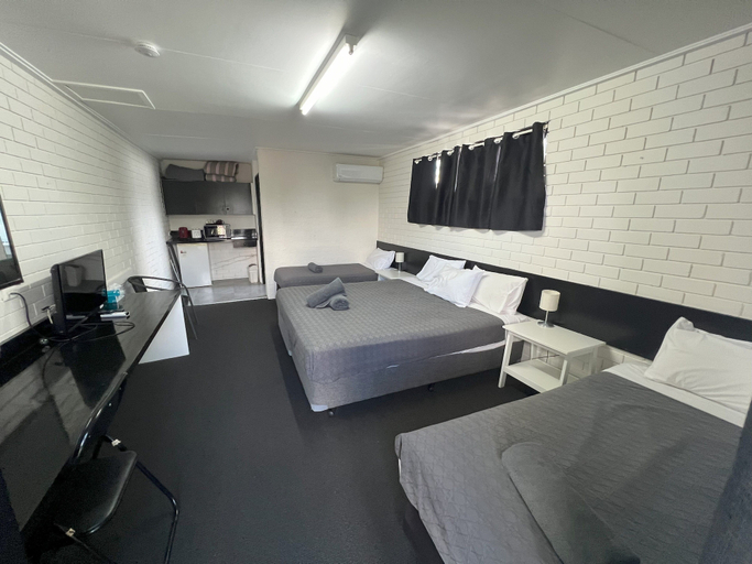 Bedroom 4, Abajaz Motor Inn, Longreach