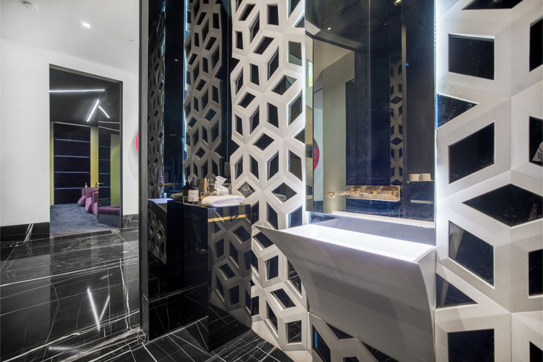 Bathroom 4, London Dream, Los Angeles