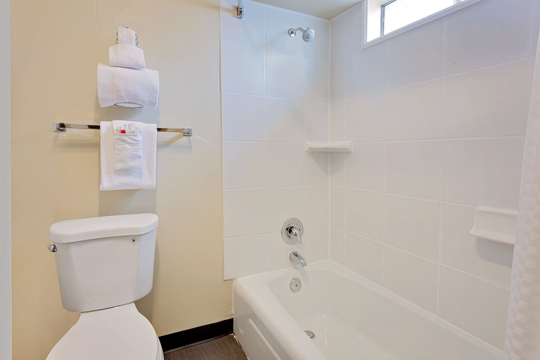 Bathroom 4, Travelodge by Wyndham Aberdeen, Grays Harbor
