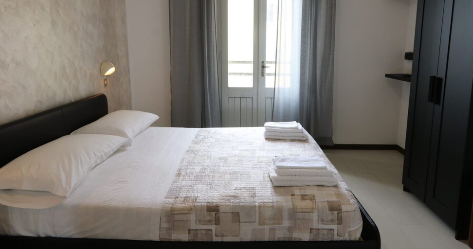 Bedroom 2, Paper moon, Rimini