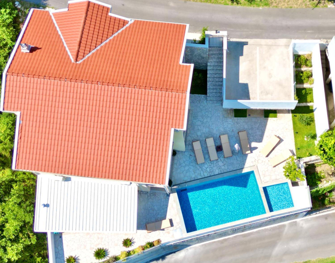 Others 4, Villa Maki