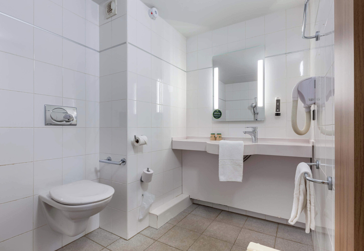 Bathroom 4, B&B HOTEL Chartres Centre Cathédrale, Eure-et-Loir