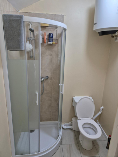 Others 3, 17A DB Airbnb