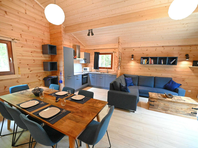 Dining 3, Cozy Holiday Home in Oignies-en-Thiérache near Forest, Namur