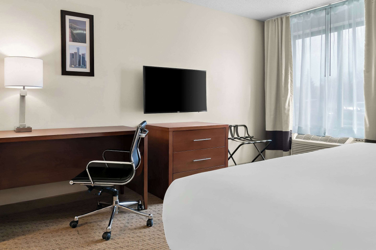 Bedroom 3, Comfort Inn and Suites Taylor, Wayne