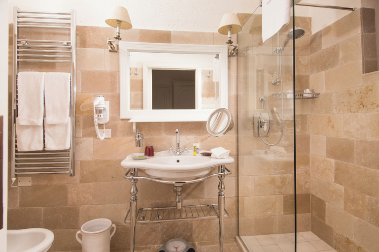 Bathroom 5, Masseria Torre Coccaro, Brindisi