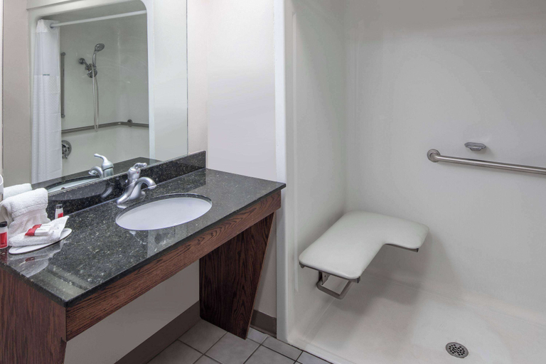 Bathroom 4, Baymont by Wyndham Cleveland, Bradley