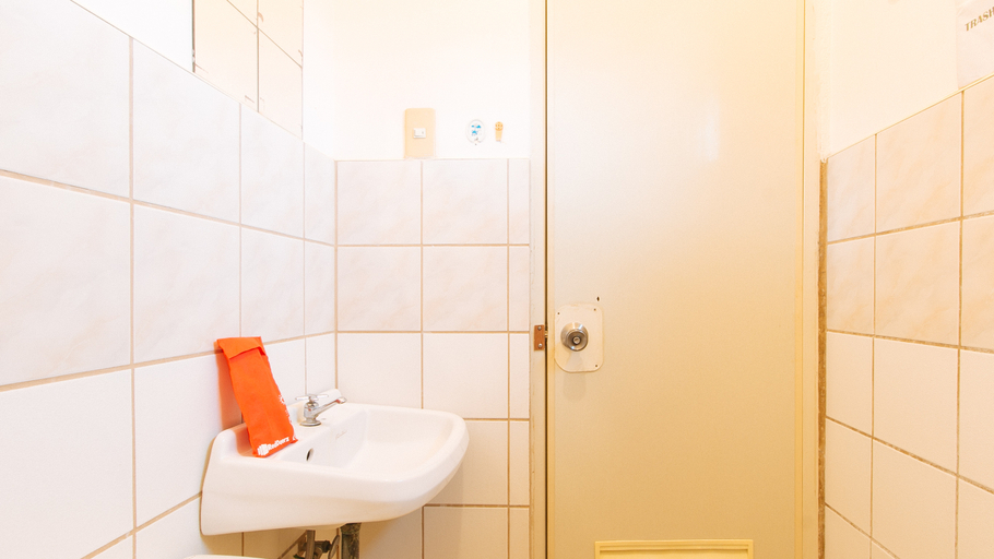 Bathroom 3, RGL Condotel Socorro by RedDoorz, Pinamalayan
