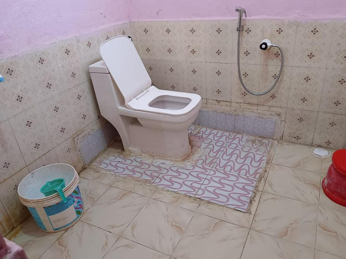 Bathroom 2, INN RAM PRIYA BHAWAN RAM MANDIR 200 meetar, Faizabad