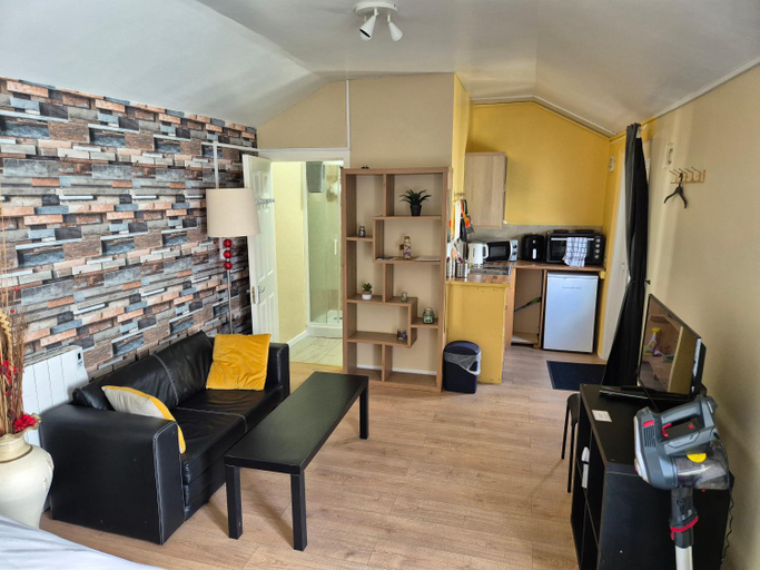 Others 4, 17A DB Airbnb