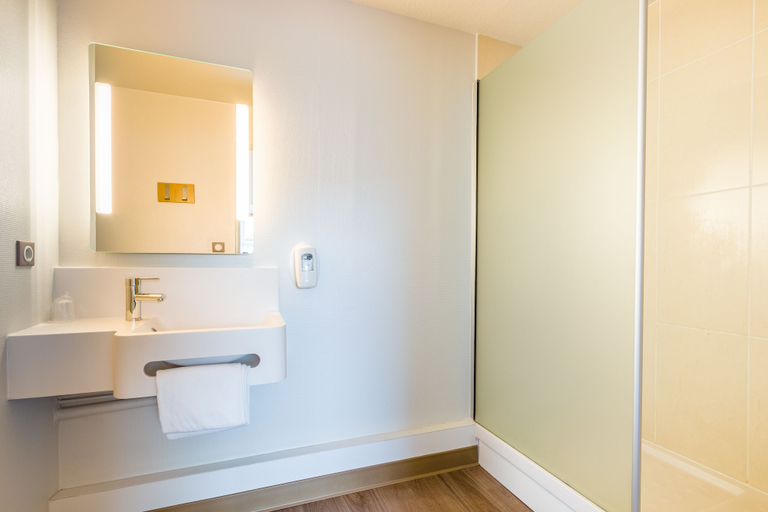 Bathroom 4, B&B HOTEL Tours Parc Expo St Avertin, Indre-et-Loire