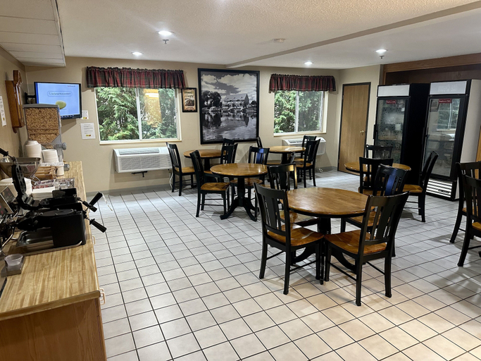 Food & Drinks 5, Super 8 by Wyndham West Branch, Ogemaw