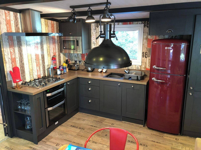 Primary image, Pet Friendly Lodge - Sleeps 6, Hampshire