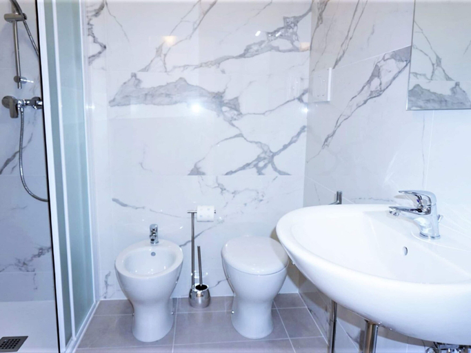 Bathroom 5, 5-person Caorle Apartment With Pool, Venezia