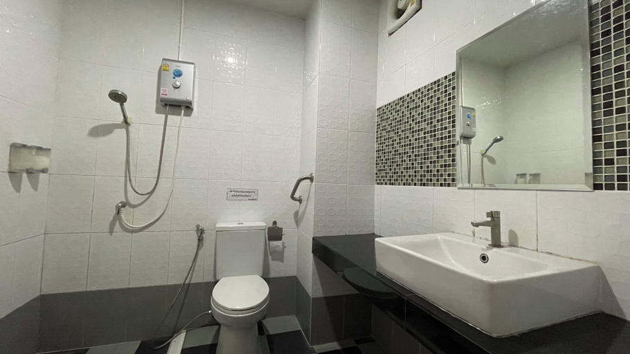 Bathroom 4, Green Hill Resort, Pua