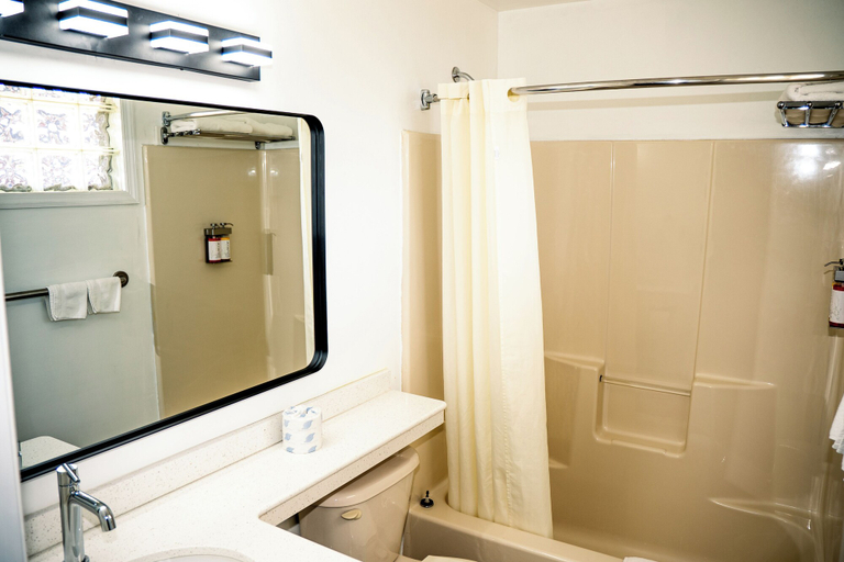 Bathroom 3, Capri inn and Suites, Monmouth