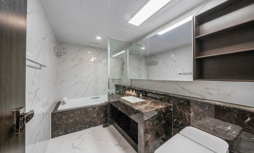 Bathroom 3, BOOKING THE BAY, Dong