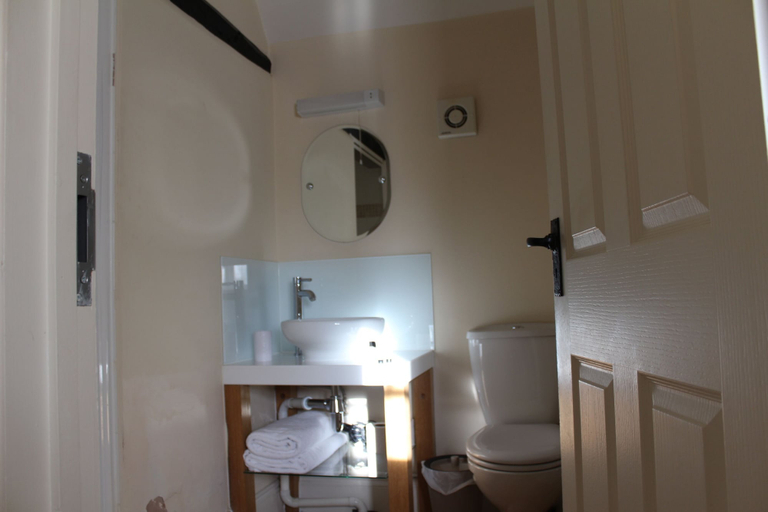 Bathroom 2, The Bulls Head, West Sussex