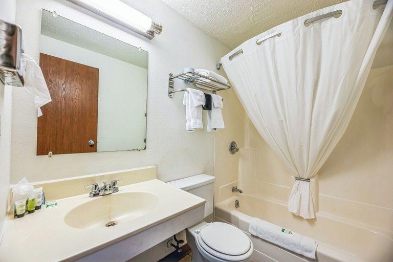Bathroom 3, Hotel 8, Otter Tail