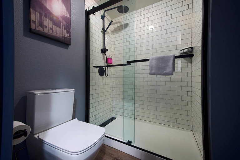 Bathroom 4, Moxy New Orleans Downtown French Quarter Area, Orleans