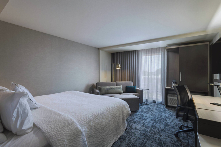 Bedroom 4, Courtyard by Marriott St. Louis Brentwood, Saint Louis