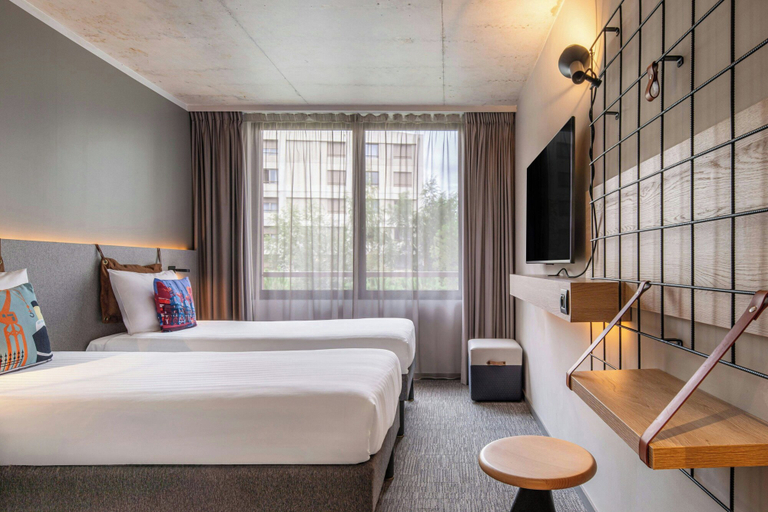 Bedroom 3, Moxy Bordeaux Hotel, Gironde
