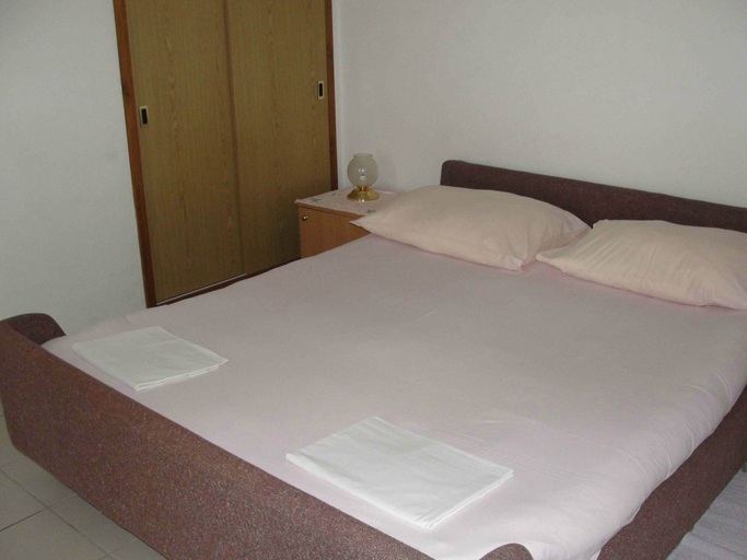 Room 3, Apartments Pinija - Two Bedroom Apartment With Terrace -, Supetar