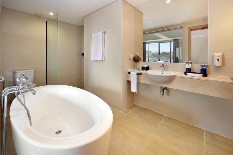 Bathroom 4, Aston Inn Pantai Losari Makassar, Makassar