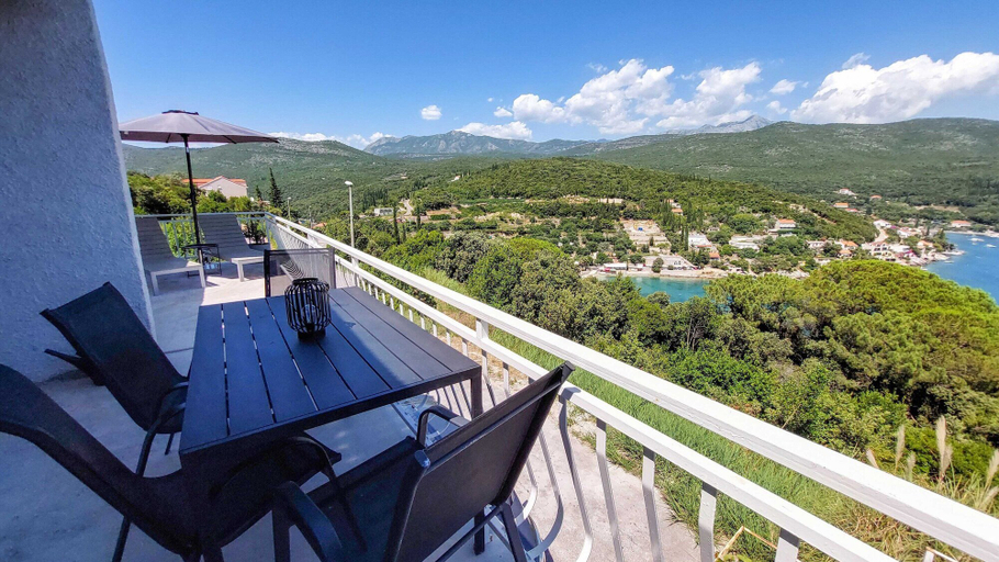 Outdoor dining, Apartment Konak - Two Bedroom Apartment With Balcony and Sea View, Konavle