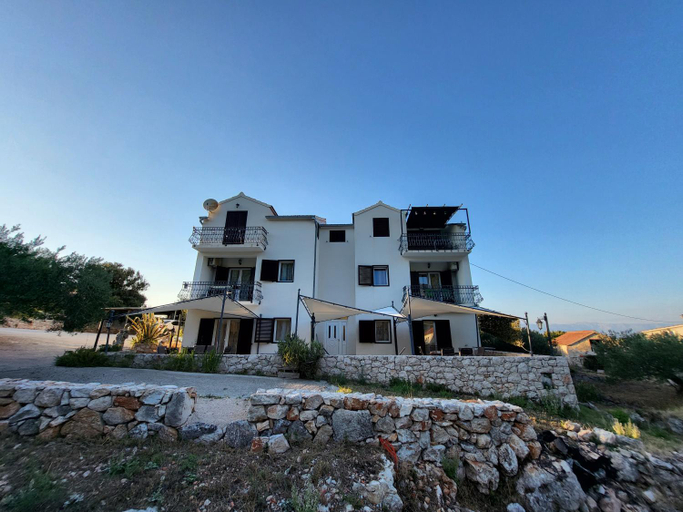 Others 3, Apartments Pitve, Jelsa