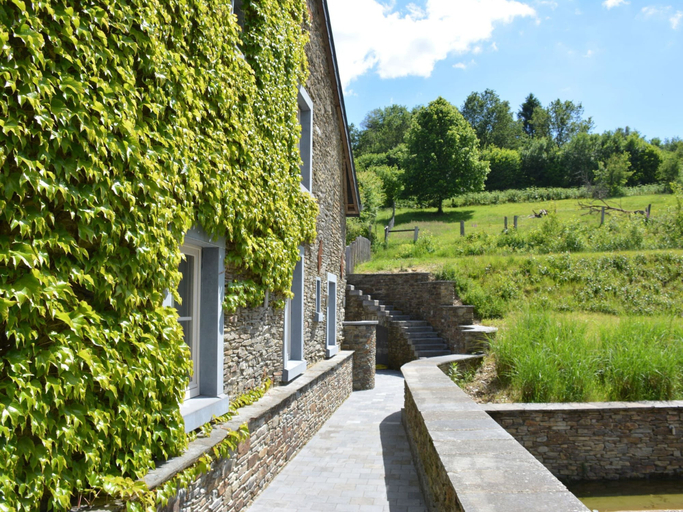 Villa with hottub in calm area, Namur