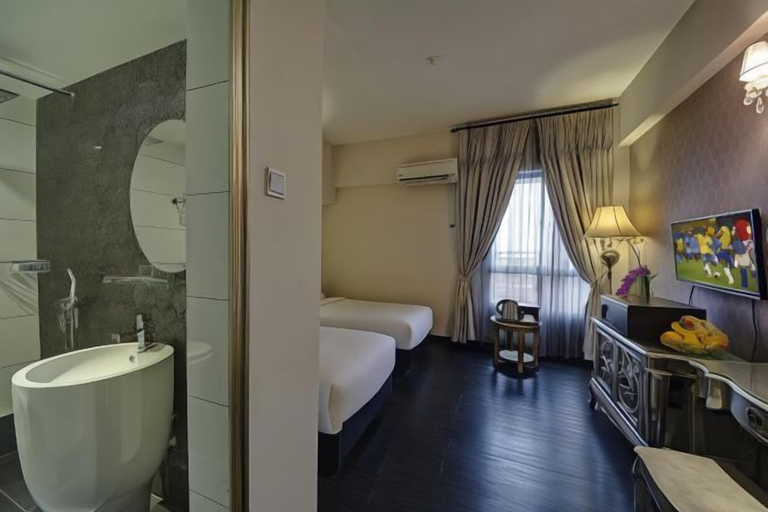 Bathroom 16