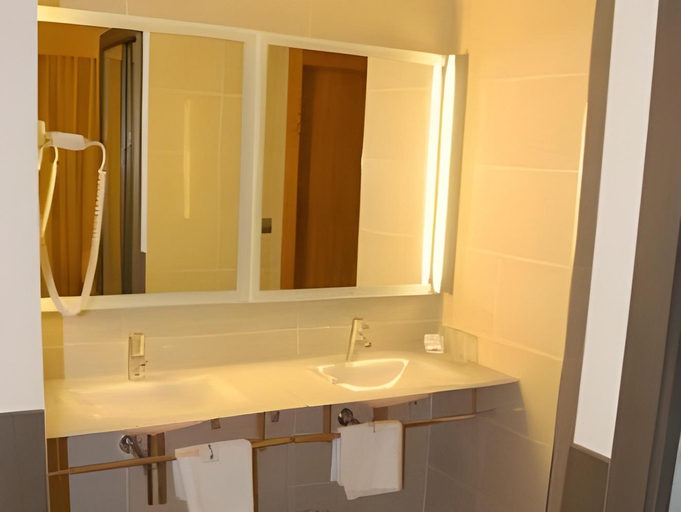 Bathroom 16