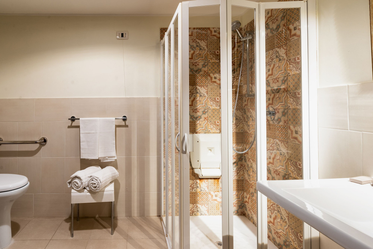 Bathroom 4, Hotel Royal Palace, Messina