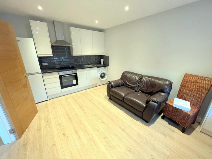 Others 3, 2-bedroom House in South London - Sutton, London